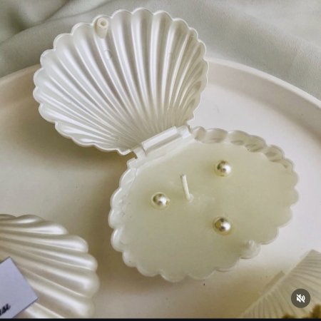 صدفة مع شمع