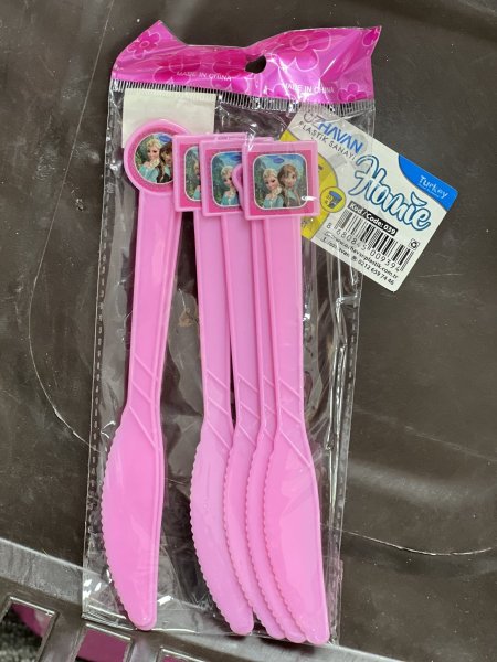 سكاكين بلاستيكية